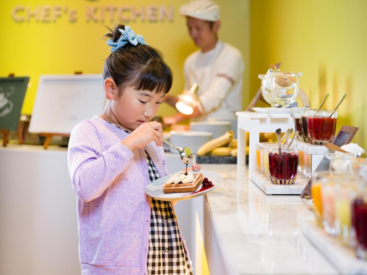 Omo7 Asahikawa By Hoshino Resorts Εξωτερικό φωτογραφία A child eating dessert
