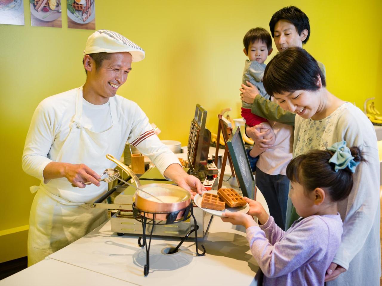 Omo7 Asahikawa By Hoshino Resorts Εξωτερικό φωτογραφία A family at a buffet